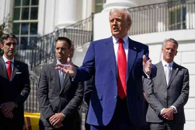 Ông Trump hoãn áp thuế 90 ngày với các nước trừ Trung Quốc
