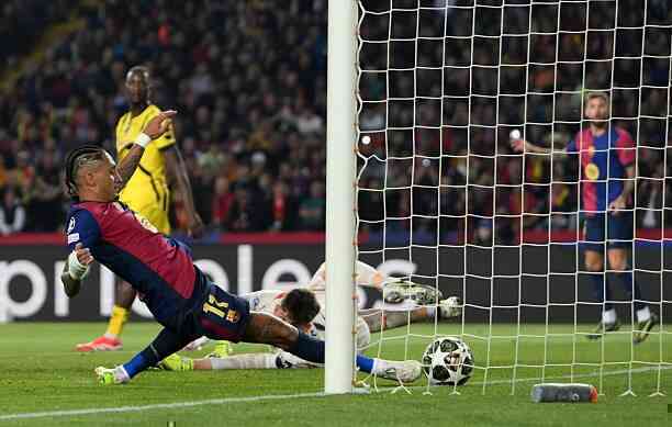 Raphinha khiến người hâm mộ nhớ đến cả Messi và Ronaldo