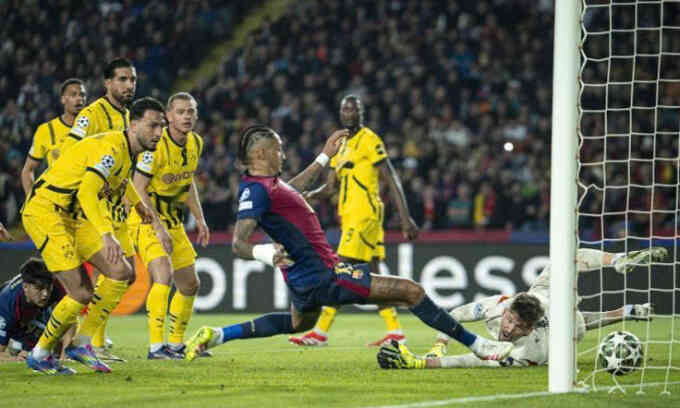 Raphinha suýt tái hiện tình huống Ronaldo bị trộm bàn thắng