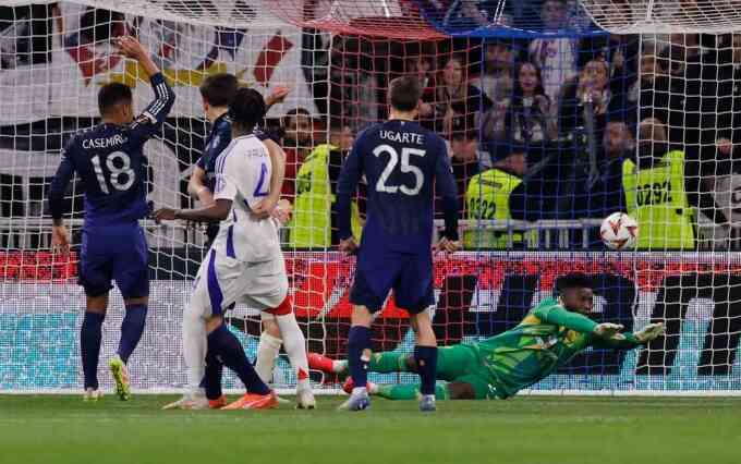 Onana bị chê trách trong bàn thua của Man Utd