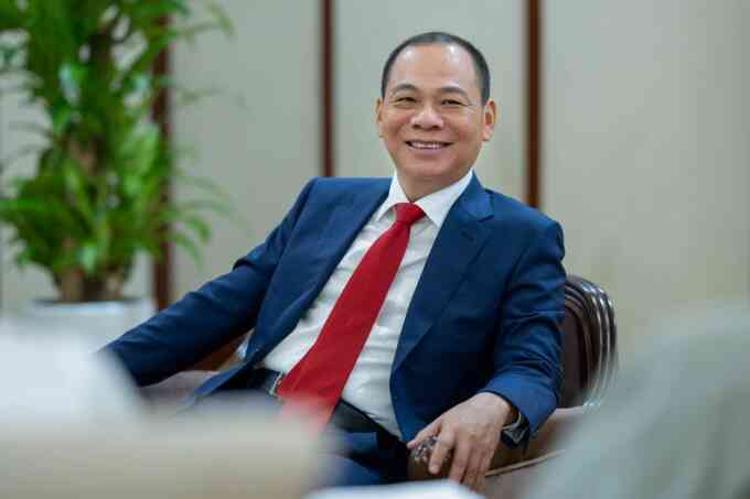 Ông Phạm Nhật Vượng cùng hai con trai góp vốn lập công ty điện
