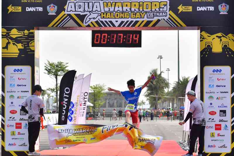 Xác định các VĐV cán đích đầu tiên ở giải Aqua Warriors Halong Bay 2025