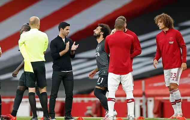 Arsenal sắp phải xếp hàng vỗ tay chúc mừng Liverpool