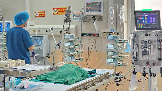 Bé gái suýt chết do biến chứng tay chân miệng