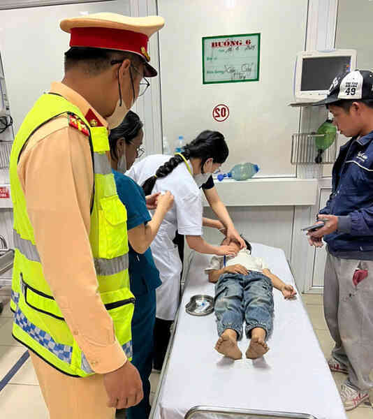 Cảnh sát mở đường đưa bé trai nguy kịch tới bệnh viện