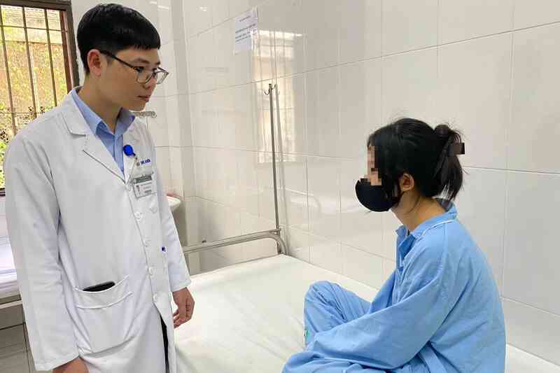 Lo lắng việc học hành, thương bố ốm đau, cô gái trẻ làm điều dại dột
