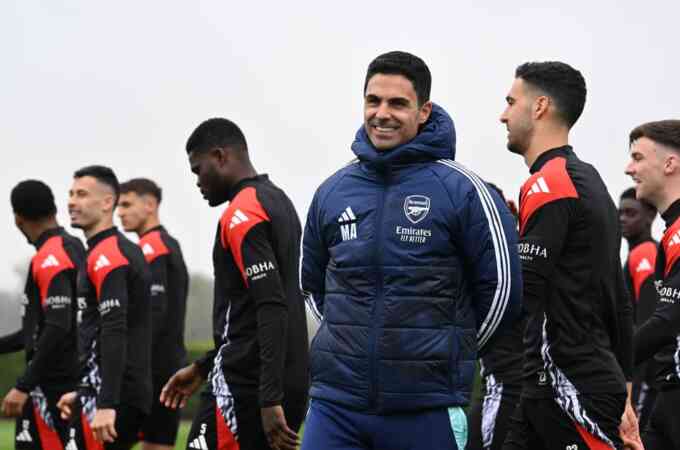 Arsenal tập nhờ ở trường học vài giờ trước khi đấu Real