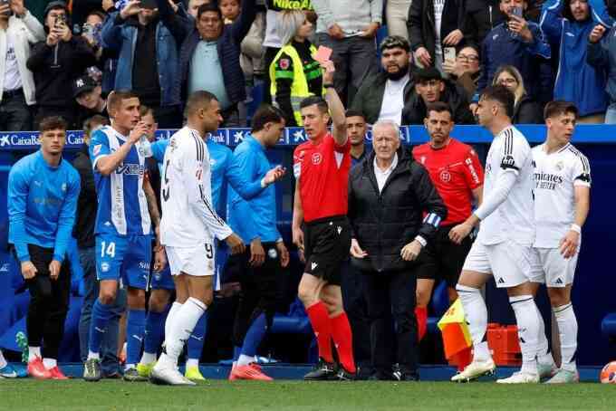 Mbappe bị treo giò một trận vì đạp vào chân đối thủ