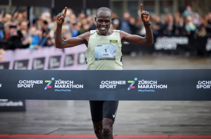 Runner 48 tuổi lập hat-trick vô địch Zurich Marathon