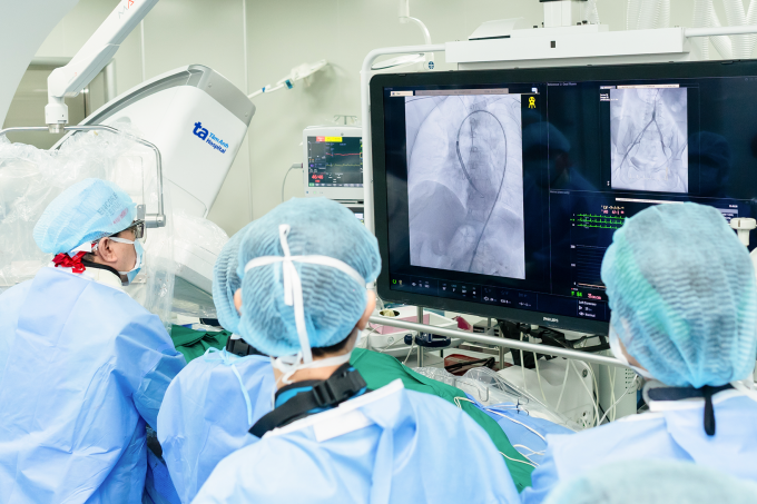 Thay van qua ống thông cứu bệnh nhân ba lần ngưng tim