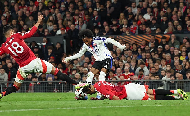 Leny Yoro dũng cảm dùng đầu cản bóng, cứu thua cho Man Utd