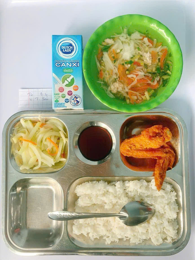 Sau 29 học sinh nghi ngộ độc, phụ huynh lo suất ăn bán trú kém an toàn