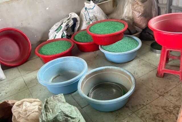 Thuốc chữa bệnh để bừa bãi trên nền nhà, phơi ngoài sân