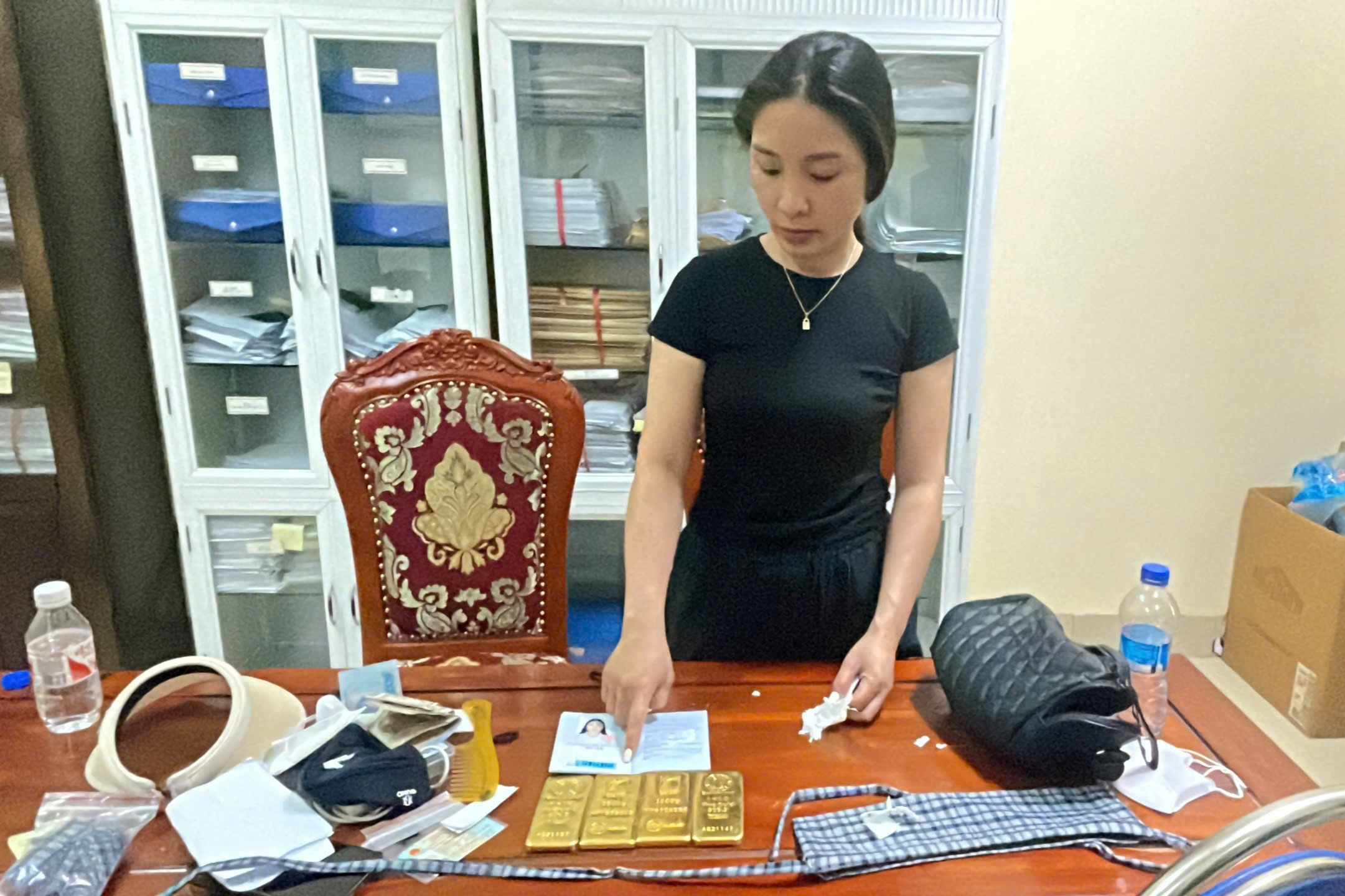 Bắt giữ đối tượng vận chuyển trái phép 4kg vàng qua cửa khẩu Móng Cái