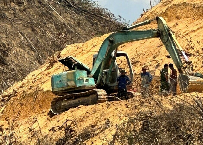 Người đàn ông ngã trên đồi bị xe múc đè tử vong