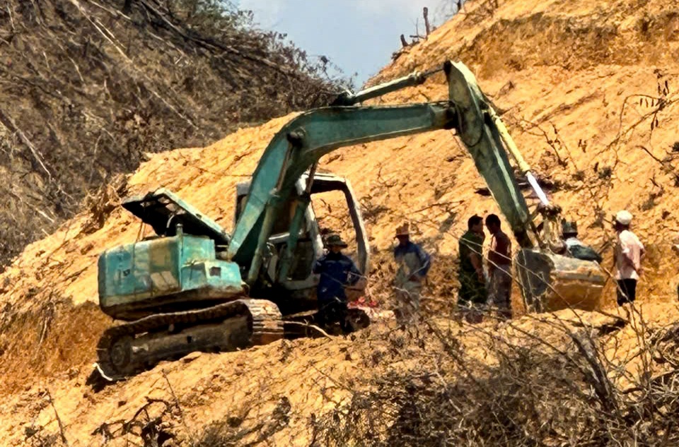 Người trồng sầu riêng bị máy xúc cán tử vong