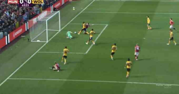 Hojlund đệm hụt khó tin trong trận thua của Man Utd