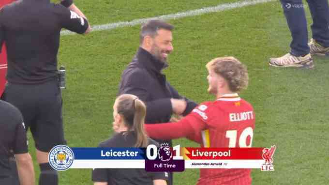 Van Nistelrooy bị chê trách khi tươi cười dù Leicester xuống hạng