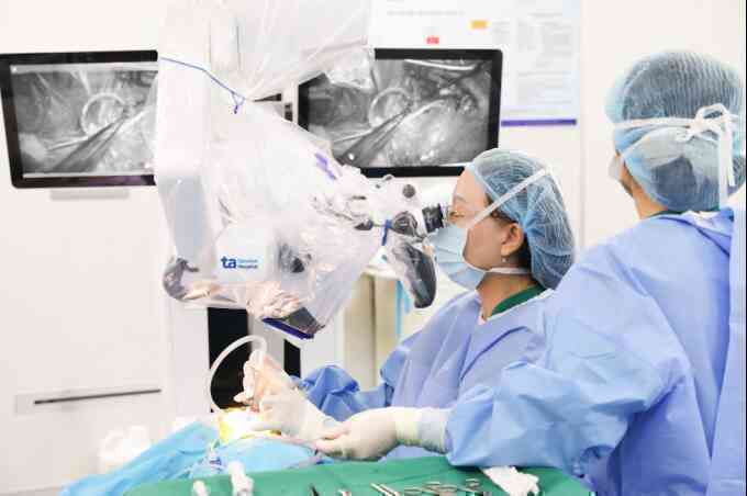 Cấy điện cực ốc tai cho người điếc 15 năm
