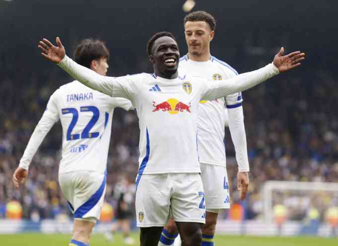 Leeds, Burnley trở lại Ngoại hạng Anh mùa 2025-2026