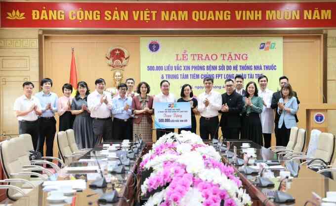 Long Châu tặng Bộ Y tế nửa triệu liều vaccine ngừa sởi