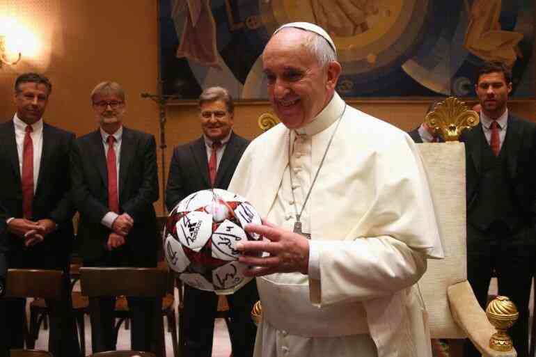 Messi và thế giới bóng đá thương tiếc Giáo hoàng Francis qua đời