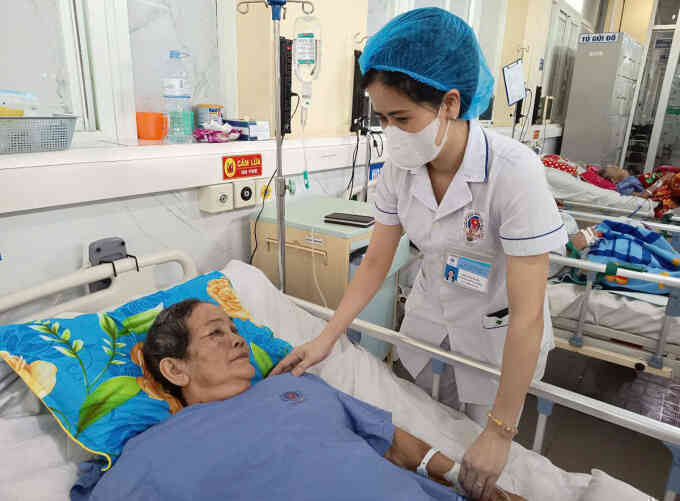Cụ bà bị hươu húc gãy 14 xương sườn
