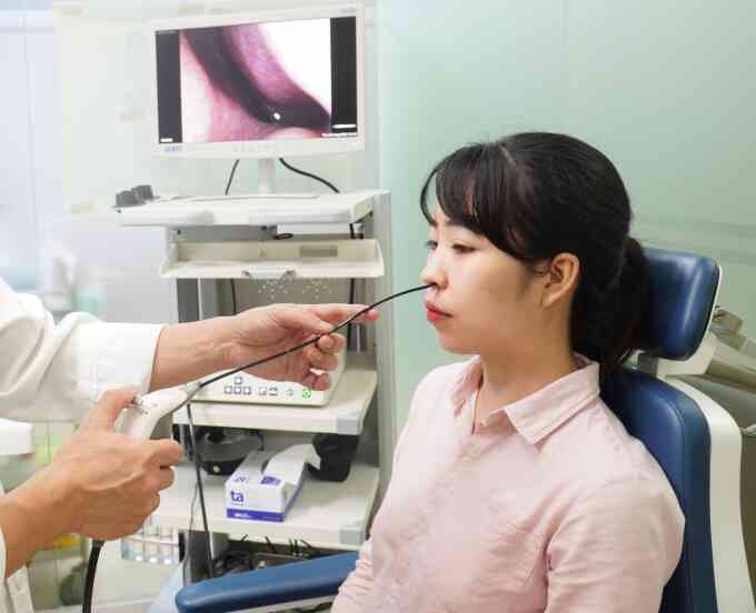 Viêm mũi dị ứng có lây qua tiếp xúc không?