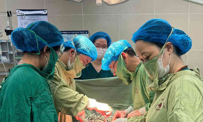 U 6 kg chiếm hết ổ bụng bởi chủ quan đã mãn kinh