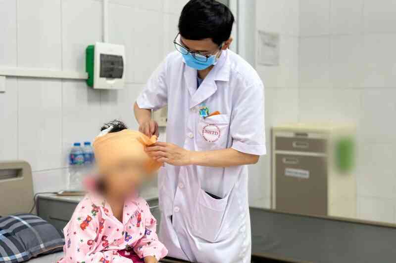 Hà Nội: Bé gái 5 tuổi bị chó nhà cắn liên tiếp vào đầu - mặt