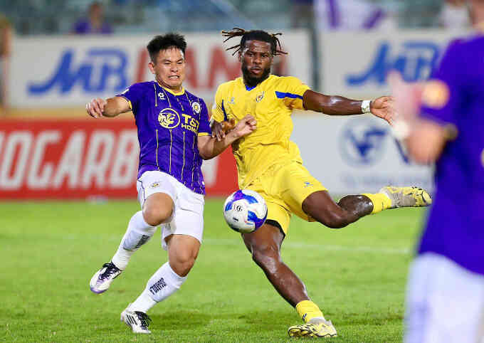 Cầu thủ Quảng Nam đá phạt góc ghi bàn trong trận thua Hà Nội FC
