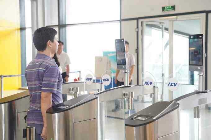 Hành khách làm thủ tục hàng không bằng sinh trắc học
