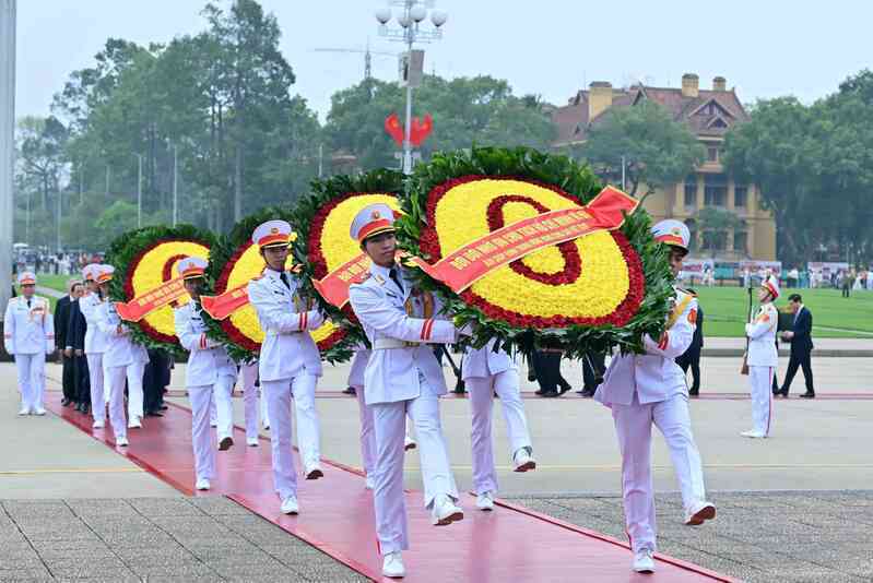 Lãnh đạo Đảng, Nhà nước vào Lăng viếng Chủ tịch Hồ Chí Minh, đặt vòng hoa tưởng niệm các Anh hùng liệt sỹ