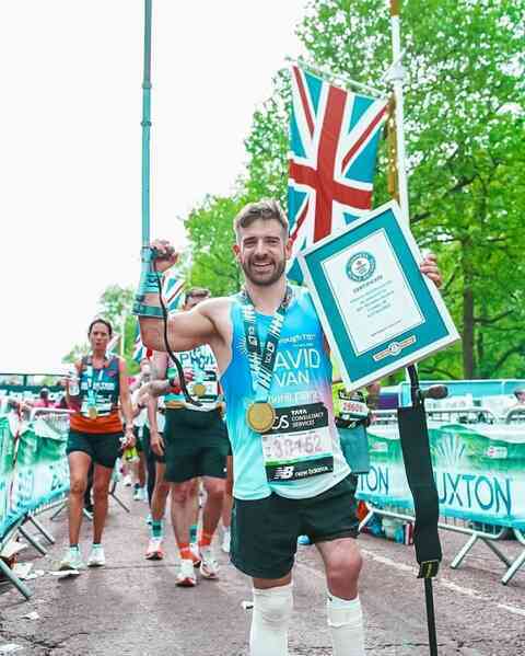 VĐV Paralympic lập kỷ lục thế giới chạy marathon bằng nạng