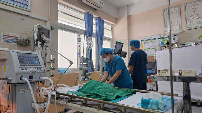 Lọc máu hồi sinh bé gái suy hô hấp nặng