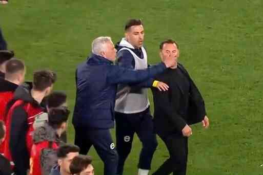 HLV Mourinho đối diện với án phạt nặng vì véo mũi đối thủ