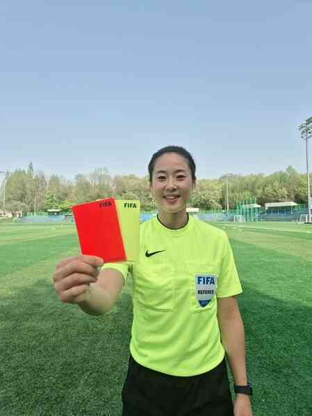 Nữ trọng tài xinh đẹp người Hàn Quốc bắt trận ra quân của U17 Việt Nam