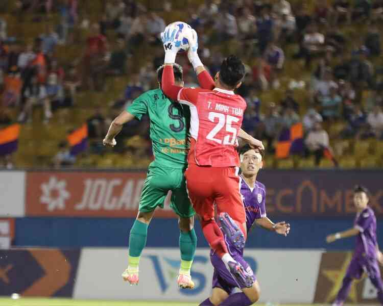 Trọng tài FIFA của bóng đá Việt Nam bị đình chỉ làm nhiệm vụ