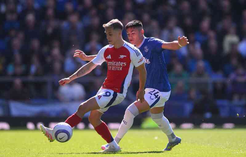 Arsenal chia điểm cùng Everton, Liverpool được hưởng lợi lớn