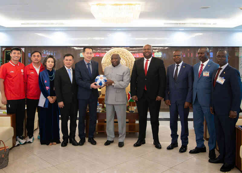 Tổng thống Cộng hòa Burundi thăm CLB Thể Công Viettel