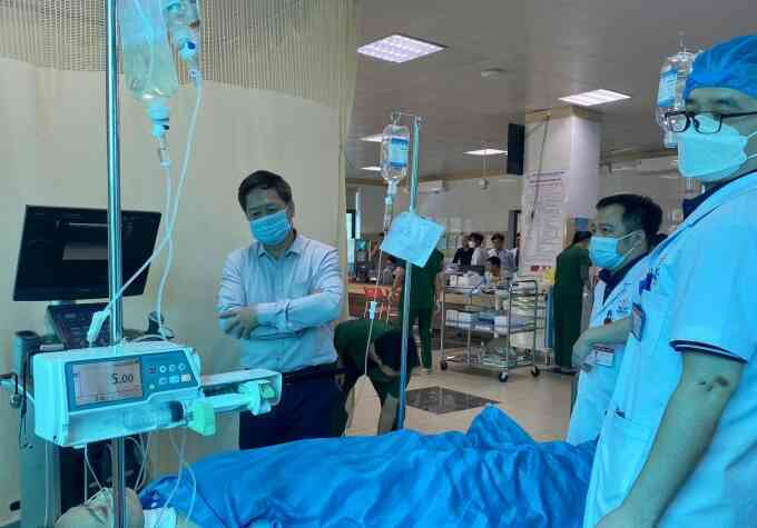 Chạy đua cấp cứu nạn nhân vụ xe khách đấu đầu xe tải