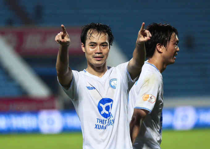 Nguyễn Văn Toàn lần đầu ghi cú đúp cho Nam Định