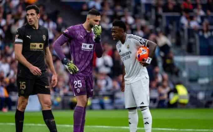 Thủ môn Valencia cược với Vinicius trước khi cản phạt đền