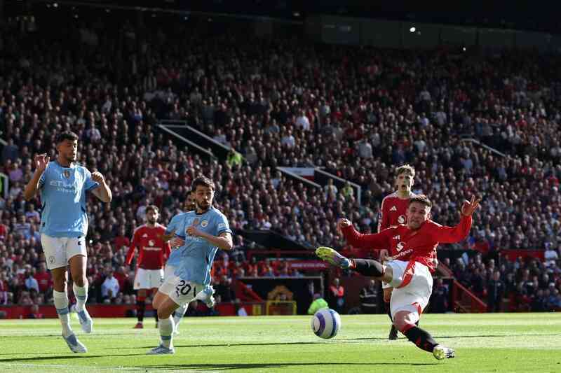 Phung phí cơ hội, Man Utd chia điểm với Man City
