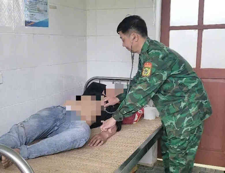 Cứu sống người đàn ông ăn lá ngón tự tử sau khi mâu thuẫn với vợ