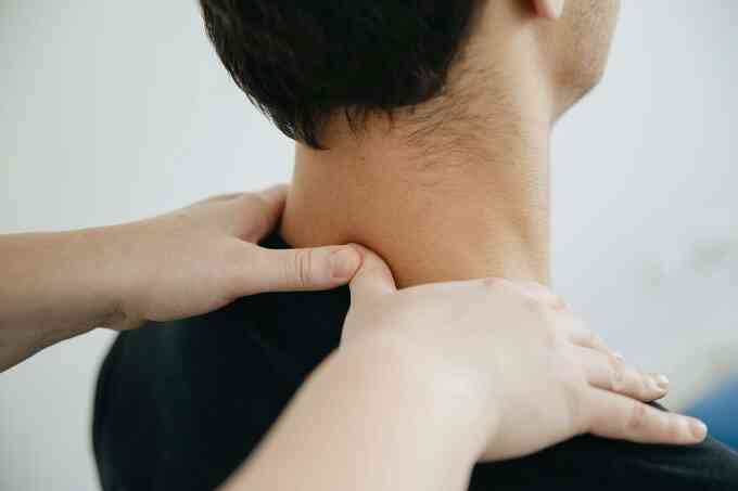 Thanh niên 26 tuổi đột quỵ sau khi massage cổ