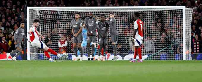 Courtois không ngờ Rice sút phạt xoáy vào lưới
