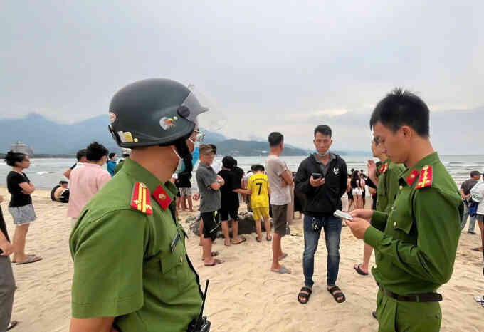 Hai thi thể học sinh trôi dạt vào biển Nam Ô