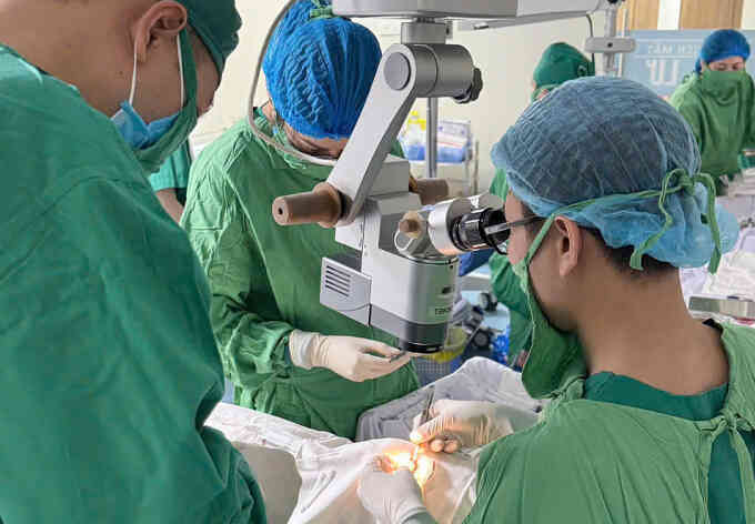 Mổ đặt `ống thoát nước` cứu mắt bệnh nhân cườm