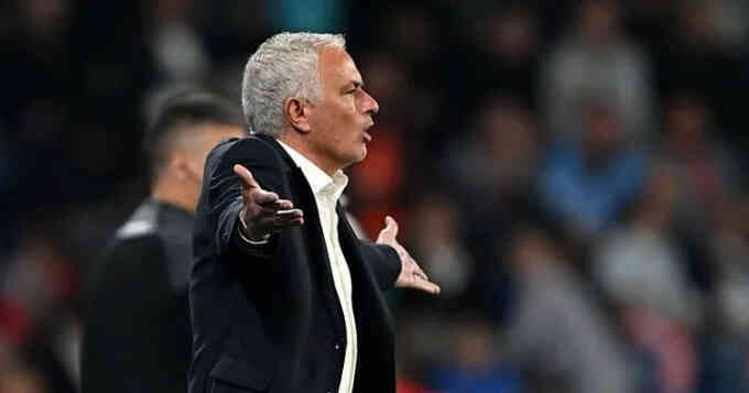 Mourinho: `Tôi tung đồng xu để chọn đội hình`